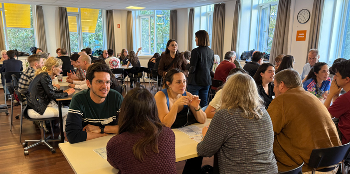 Sprogpartnercafé med mange mennesker