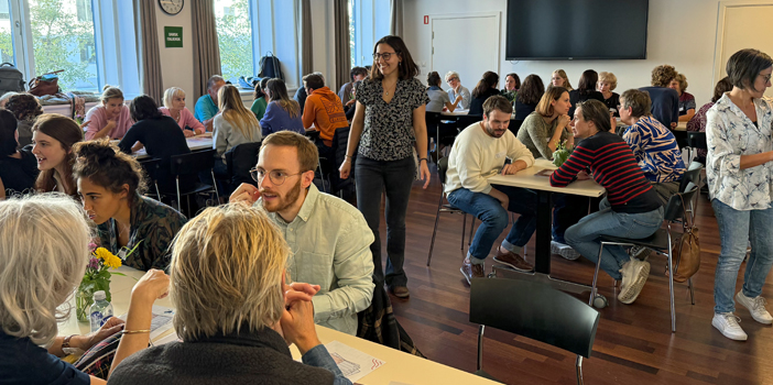 Sprogpartnercafé, mennesker taler ved borde